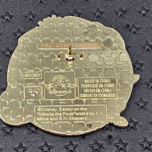 Disney Parks Winnie The Pooh Piglet Snowman Winter Seasons Pin - Picture 2 of 2